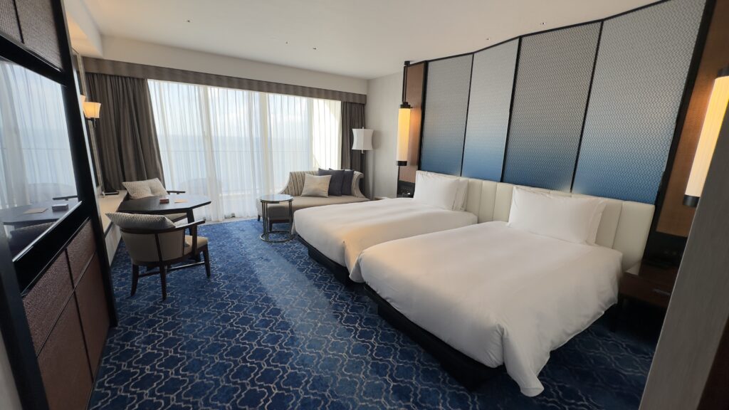 琉球ホテル＆リゾート名城ビーチの客室(プレミアクラブツイン)の寝室＆リビング