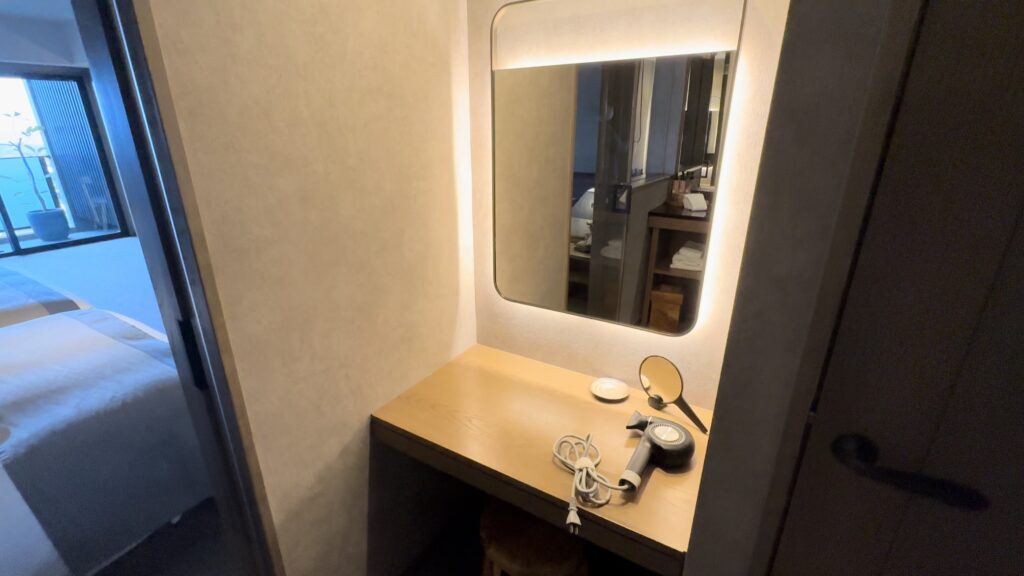 グランディスタイル沖縄読谷ホテル＆リゾートのデラックスセミスイートツインの洗面台とは独立した化粧台