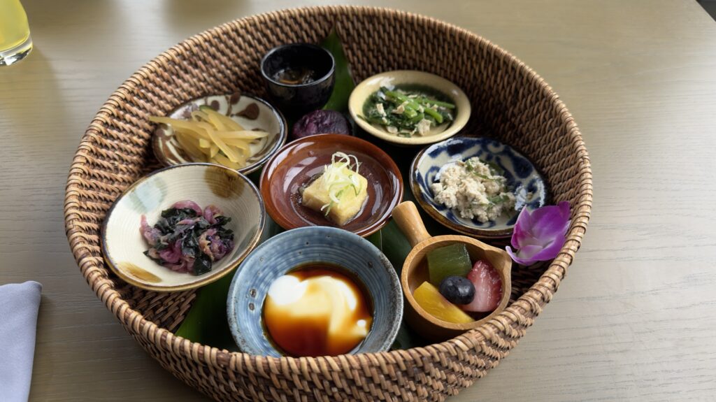 グランディスタイル沖縄読谷ホテル＆リゾートのレストランの沖縄そばセットの小鉢