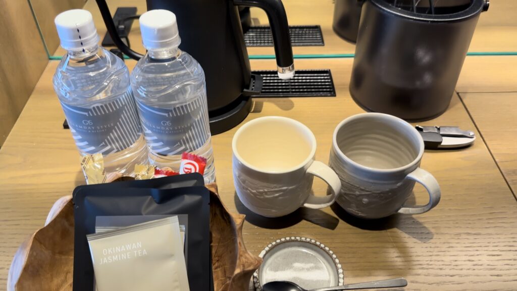 グランディスタイル沖縄読谷ホテル＆リゾートのデラックスセミスイートツインのミニバーにはコーヒー、お茶、ミネラルウォーターなどがある