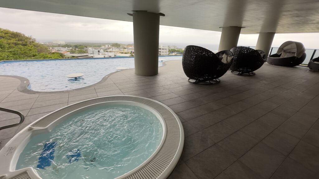 グランディスタイル沖縄読谷ホテル＆リゾートの温水プールとジャグジー