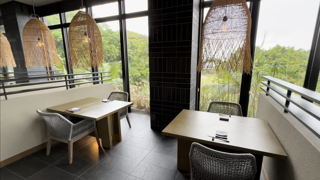 グランディスタイル沖縄読谷ホテル＆リゾートのレストランの座席には仕切りがあり、プライベート感がある