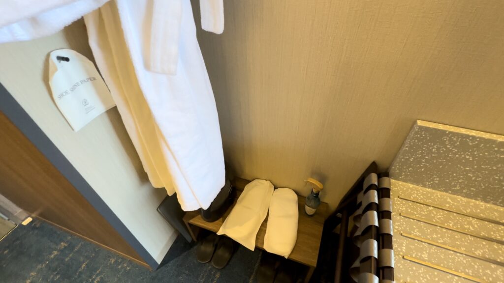 沖縄プリンスホテルオーシャンビューぎのわんの客室のクローゼットにはバスローブやスリッパもある