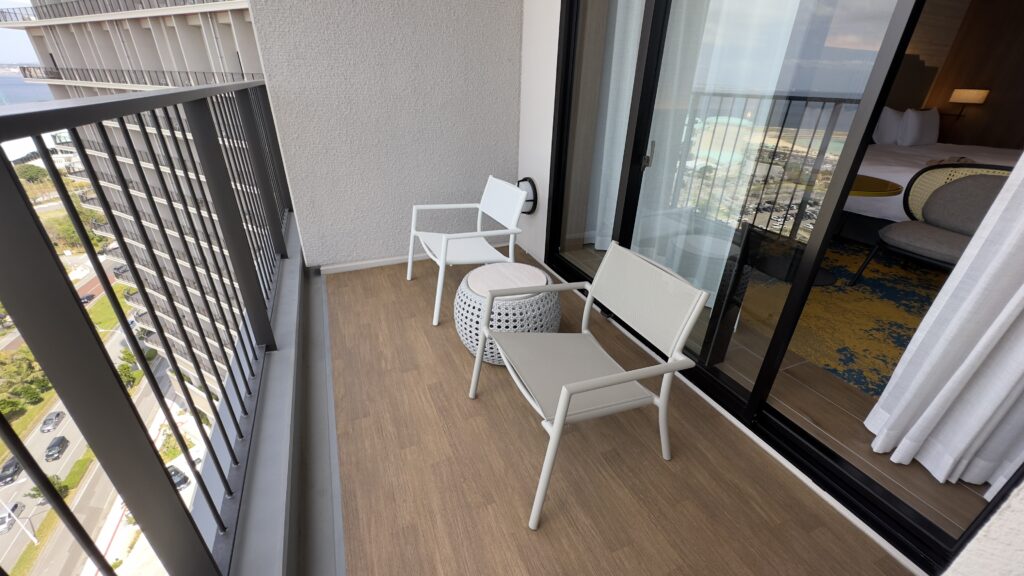 沖縄プリンスホテルオーシャンビューぎのわんのバルコニーのテーブルと椅子(クラブツイン)