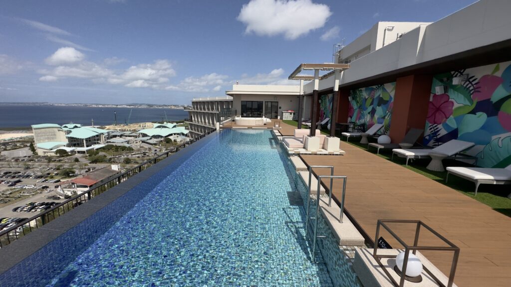 沖縄プリンスホテルオーシャンビューぎのわんのクラブラウンジのプール