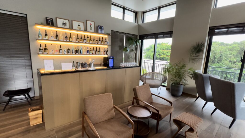 グランディスタイル沖縄読谷ホテル＆リゾートのインルームバーには沖縄産のお酒が数十種類ある
