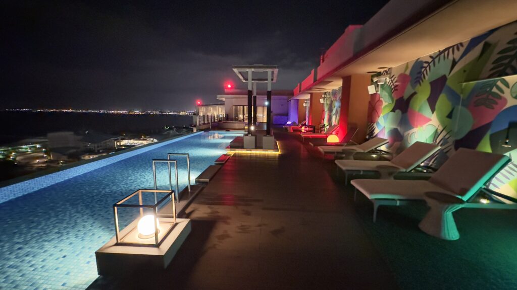 沖縄プリンスホテルオーシャンビューぎのわんのクラブラウンジのプールはライトアップされる
