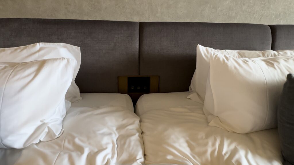 グランディスタイル沖縄読谷ホテル＆リゾートのデラックスセミスイートツインのベッドにある照明制御装置