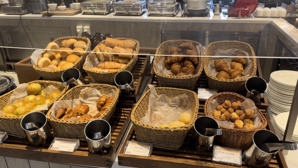 沖縄プリンスホテルオーシャンビューぎのわんのレストラン(例)ジノーンの朝食@ご飯・味噌汁コーナー