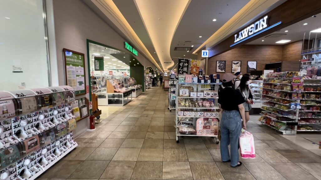 宜野湾の大型ショッピングセンター(サンエー)