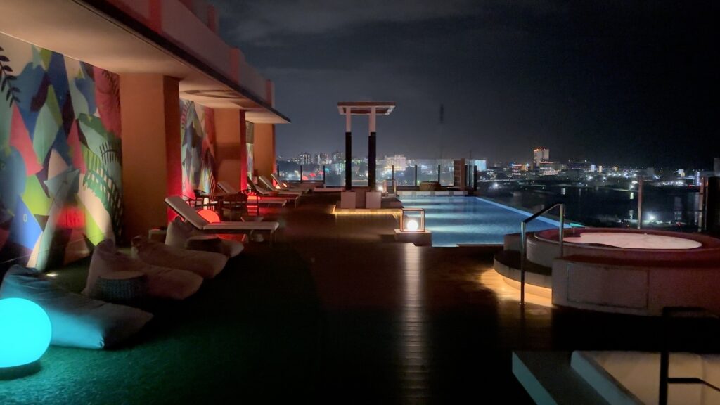 沖縄プリンスホテルオーシャンビューぎのわんの夜のクラブラウンジ専用プール