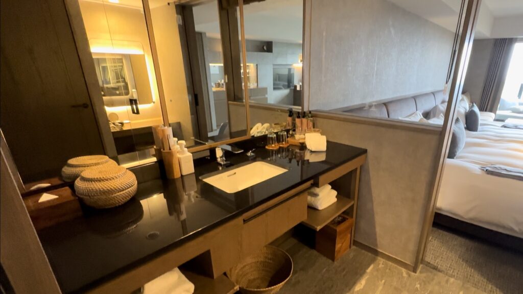 グランディスタイル沖縄読谷ホテル＆リゾートのデラックスセミスイートツインの洗面台にはアメニティーが充実