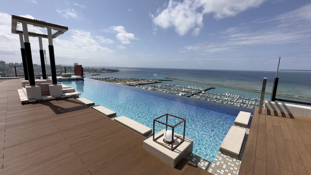 沖縄プリンスホテルのクラブラウンジ専用プール