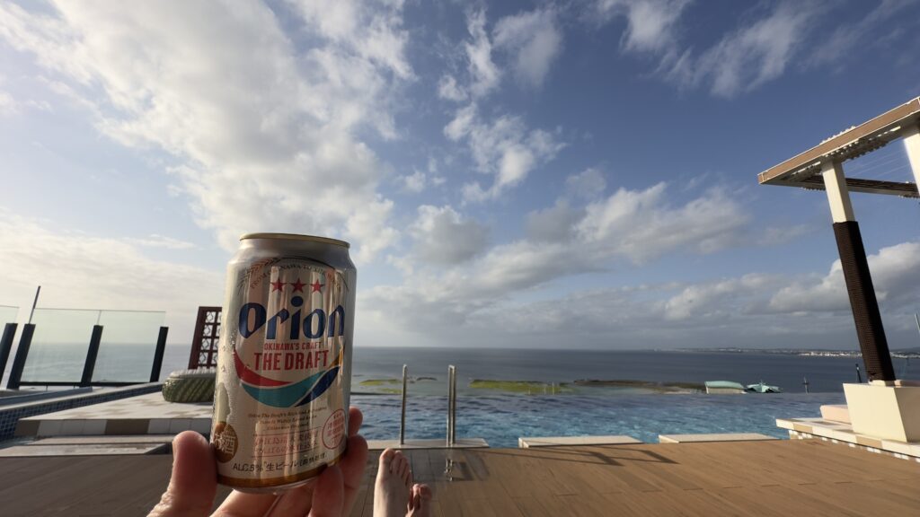 沖縄プリンスホテルオーシャンビューぎのわんのクラブラウンジ専用のプールでビール(贅沢な時間)