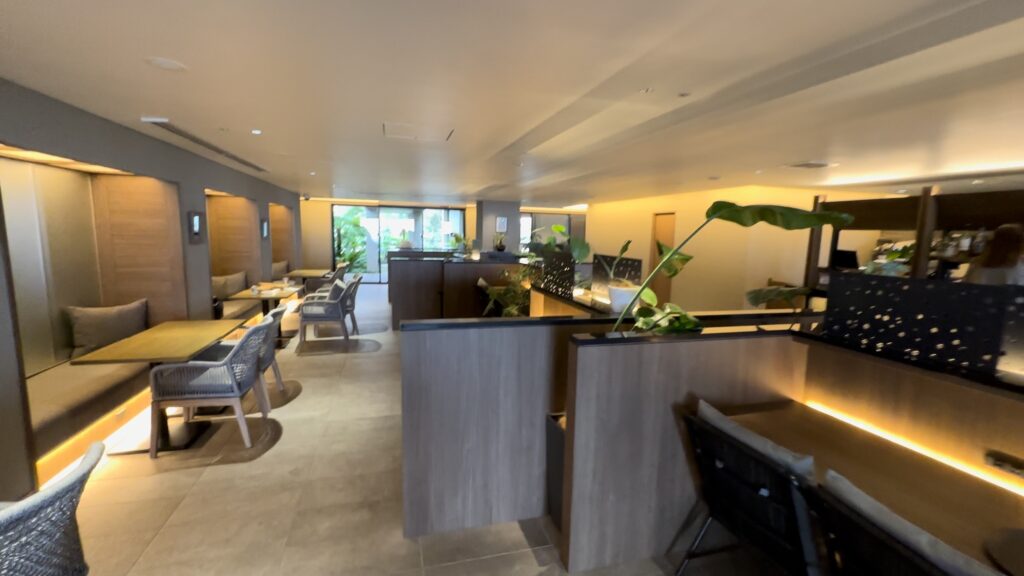 グランディスタイル沖縄読谷ホテル＆リゾートのラウンジにはソファーやテーブル席がある