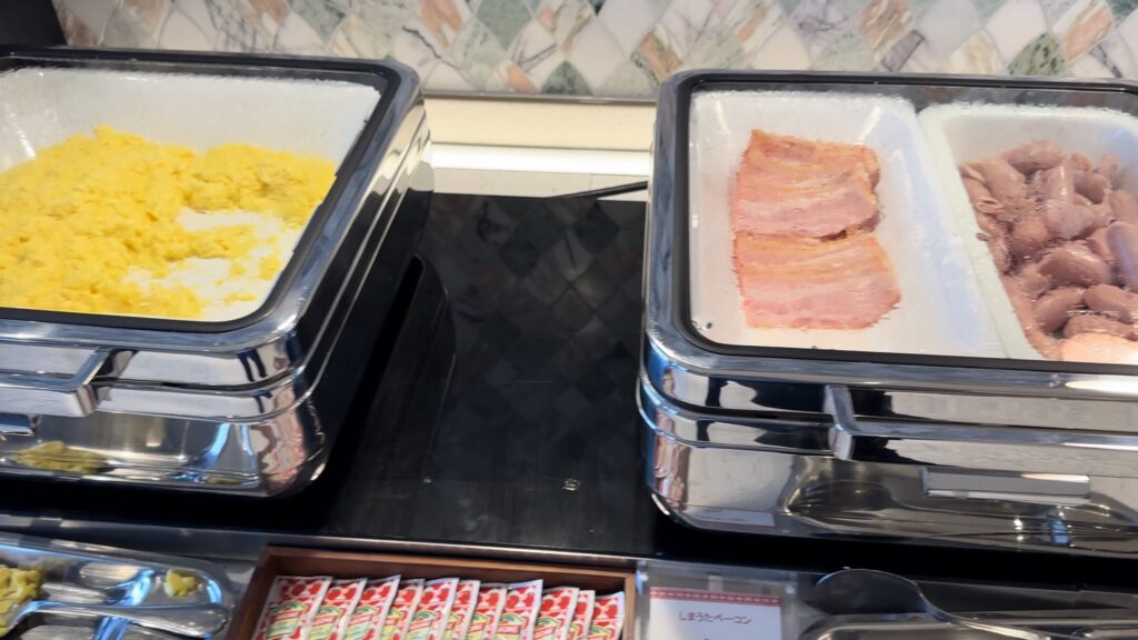 沖縄プリンスホテルオーシャンビューぎのわんの(例)朝食のウインナーやスクランブルエッグ