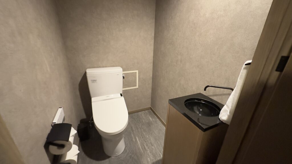 グランディスタイル沖縄読谷ホテル＆リゾートのデラックスセミスイートツインのトイレは手洗い場付き