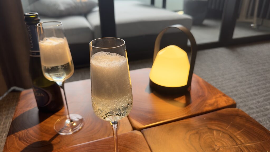 グランディスタイル沖縄読谷ホテル＆リゾートのデラックスセミスイートツインのテーブルはスパークリングワインとも合う