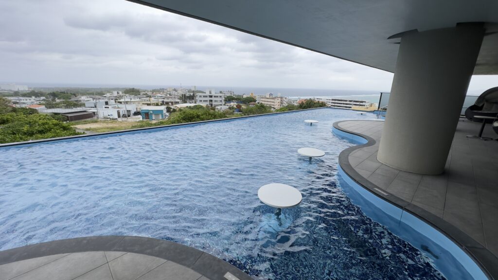 グランディスタイル沖縄読谷ホテル＆リゾートではテーブルにお酒を乗せてプールで飲める