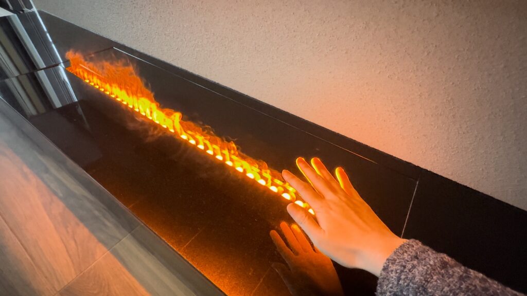 グランディスタイル沖縄読谷ホテル＆リゾートのインルームバーの暖炉の火はフェイク（熱くない）