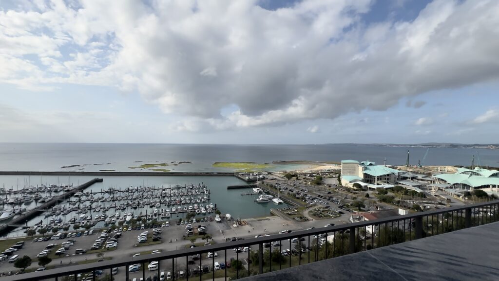 沖縄プリンスホテルオーシャンビューぎのわんのプールから見た景色
