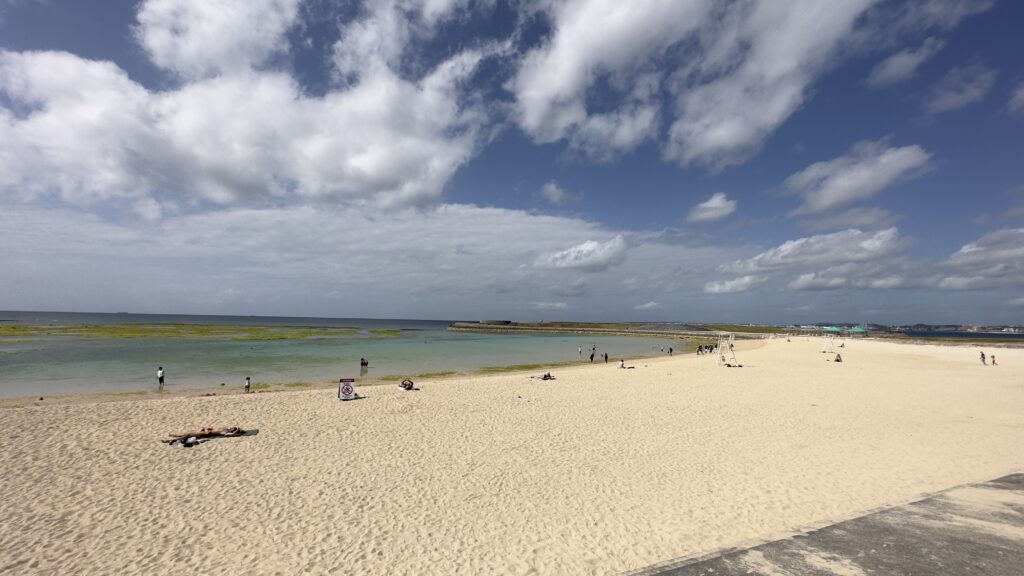 トロピカルビーチの砂浜は広くて心地よい