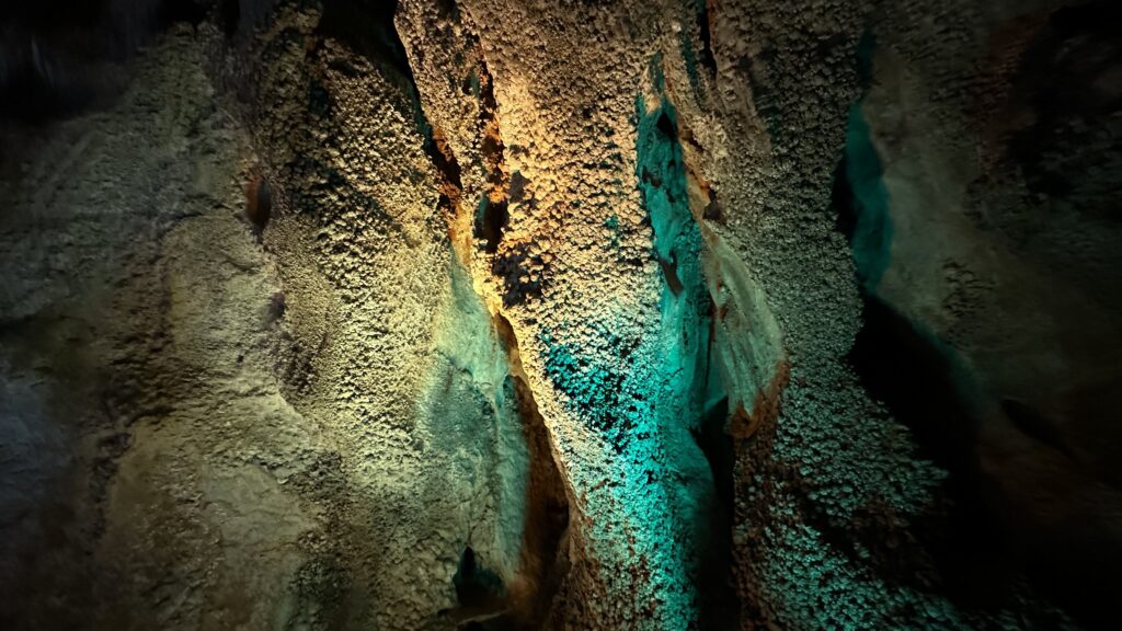 洞窟内部はライトアップされていて見応えがある＠龍河洞