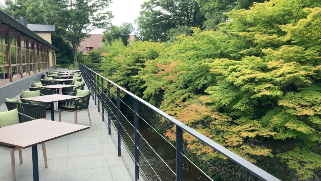 紅葉シーズンはROKU京都の「TENJIN」のテラス席で食事するのもアリ
