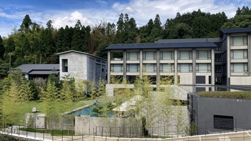 ROKU京都にはプール付きの客室棟がある