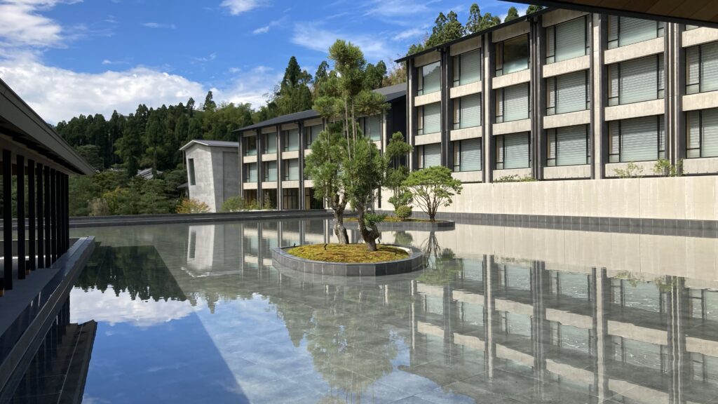 ROKU京都のホテルの中庭は水で満たされている