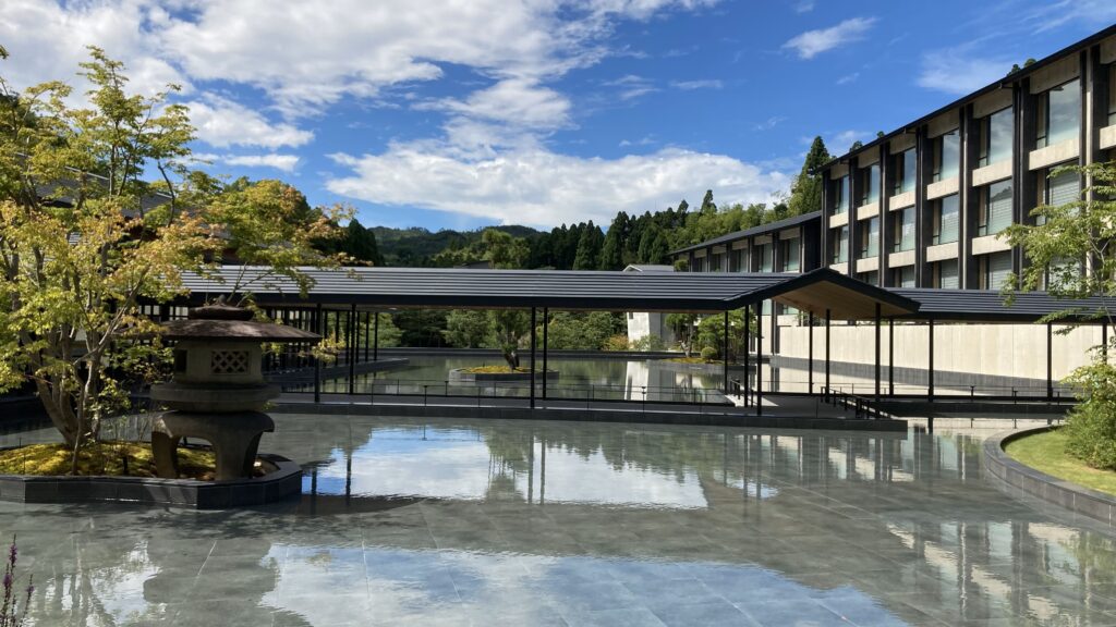 ROKU京都の中庭は水で満たされている