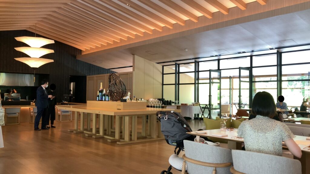 ROKU京都の「TENJIN」は空間を贅沢に使用したレストラン