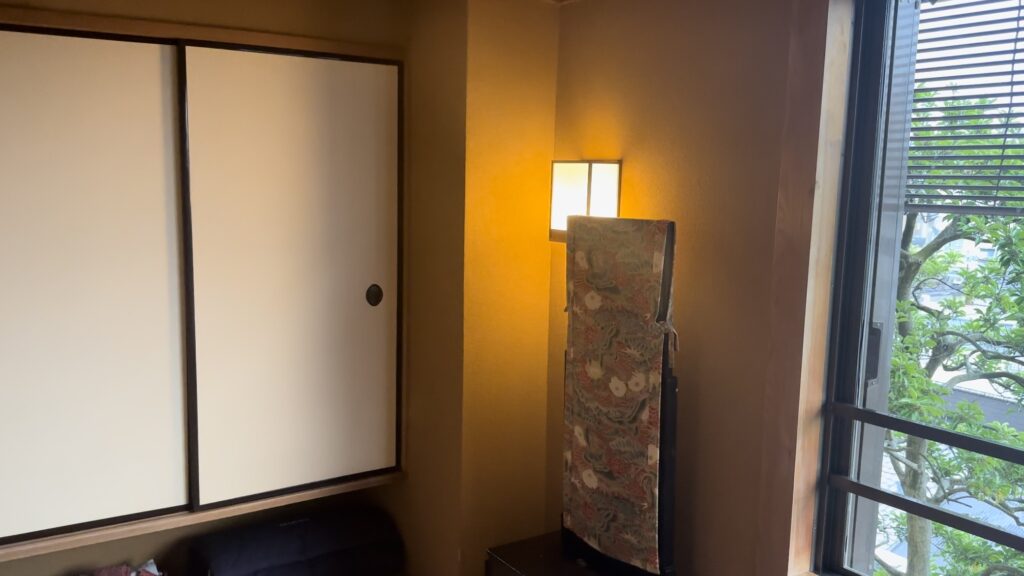 大和屋別荘のおまかせ和室【躑躅】の高級そうな鏡台