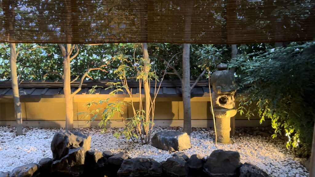 大和屋別荘の露天風呂周りの庭園が美しい