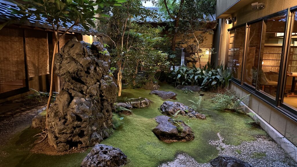 大和屋別荘の日本庭園の苔が美しい