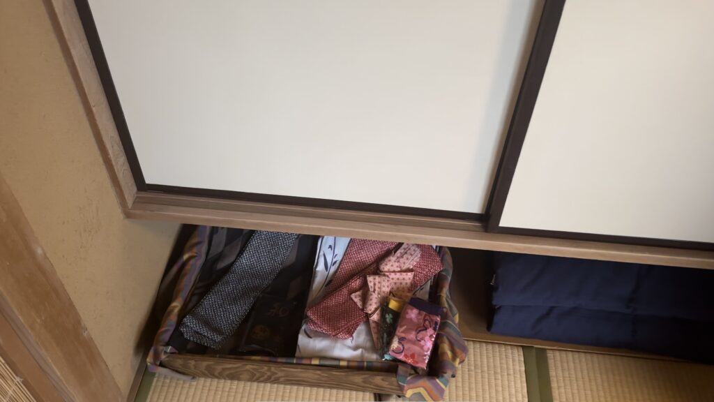 大和屋別荘のおまかせ和室【躑躅】の収納の下にあるカラフルな浴衣