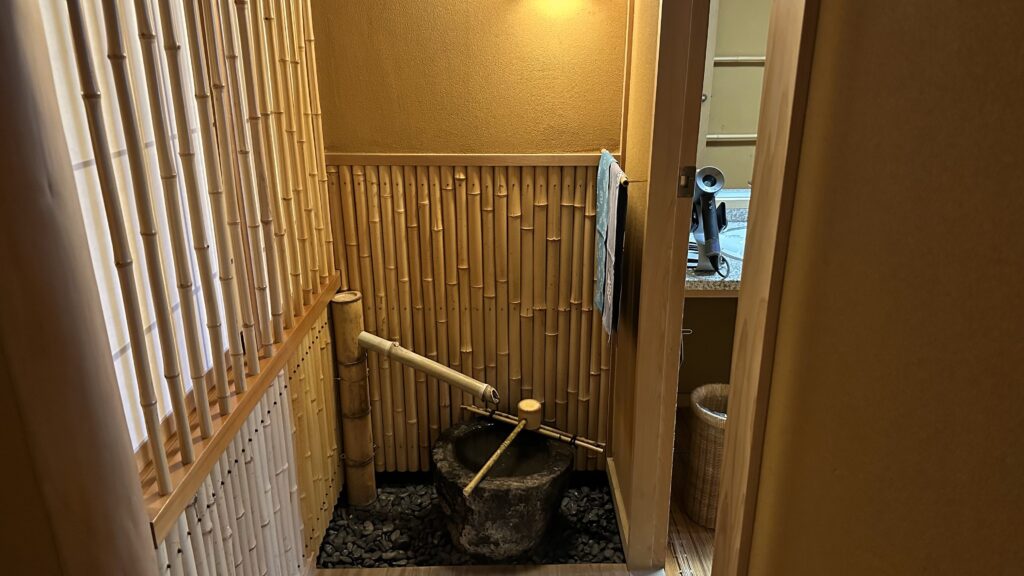 大和屋別荘のおまかせ和室【躑躅】のバスルームへ続く廊下