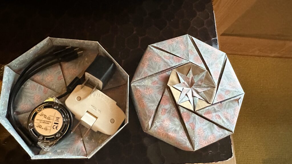 大和屋別荘のおまかせ和室【躑躅】の折り紙の容器に入った充電セット