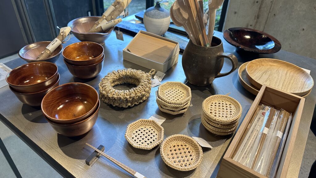 お箸や鍋敷きなどもある＠カフェ＆ギャラリー(HIRAMATSUGUMI)