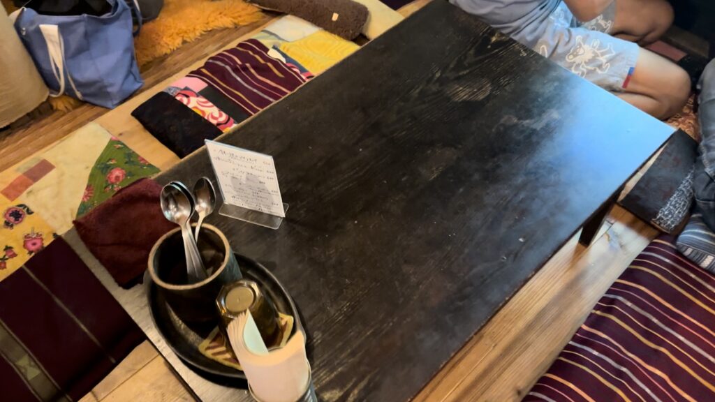 「錆と煤」の床タイプのテーブル席