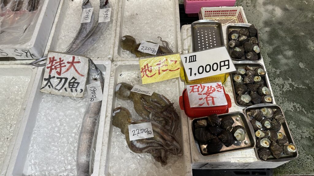 サザエが10個ほど入って1,000円と市場の魚介は安価＠道の駅 八幡浜みなっと