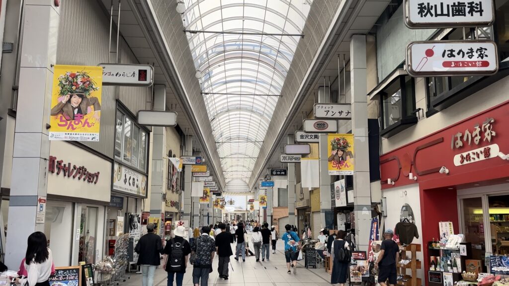 NHKのドラマ「らんまん」のポスターが並ぶ商店街＠高知