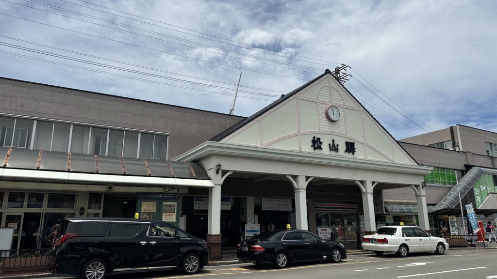松山駅の外観