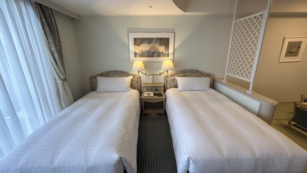 レトロ調なベッド（寝心地OK）@エクシブ淡路島のスタンダードグレードルーム
