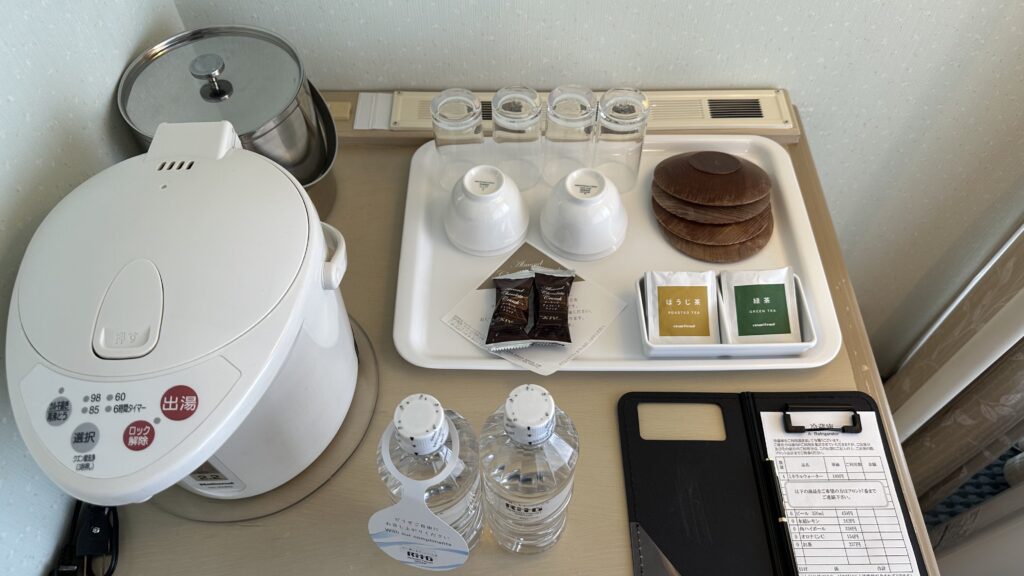 ミニバーの上にはお茶や茶菓子、給湯器がある@エクシブ淡路島のスタンダードグレードルーム