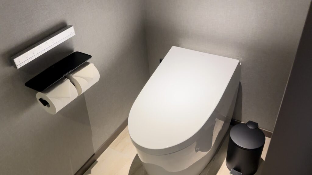デュシタニ京都の客室のトイレ(ウォシュレット付き)