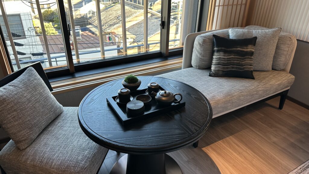 デュシタニ京都の客室のミニバーの横にあるテーブル&ソファー