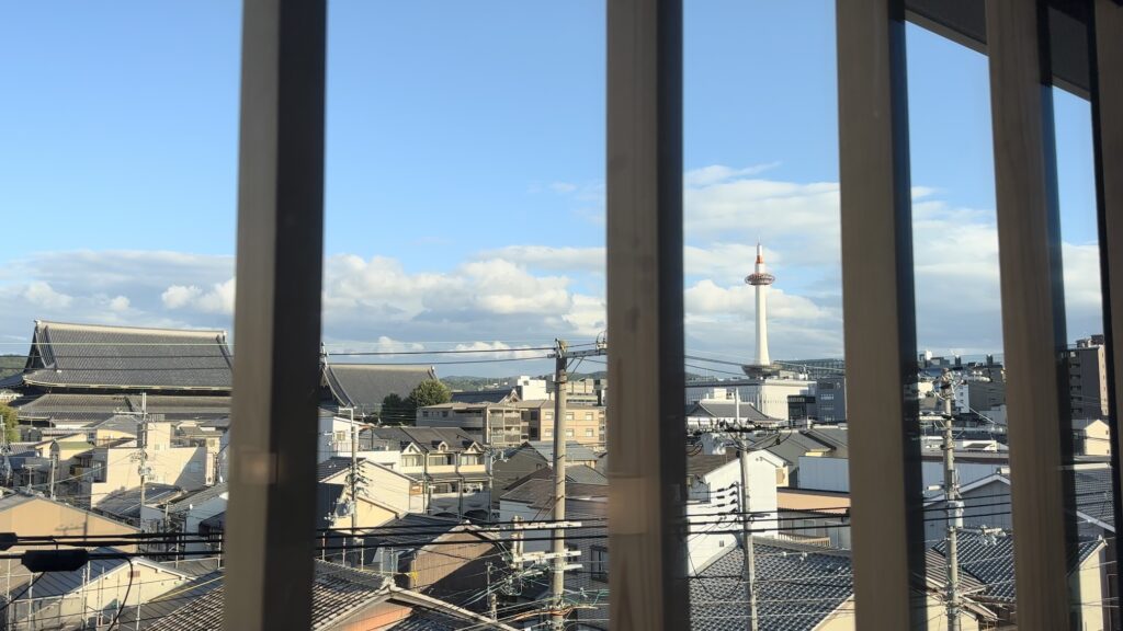 デュシタニ京都の客室の窓から京都タワーが見える