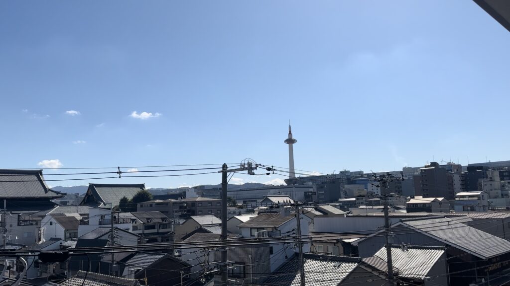 デュシタニ京都の客室から京都タワーが見えるくらい近い