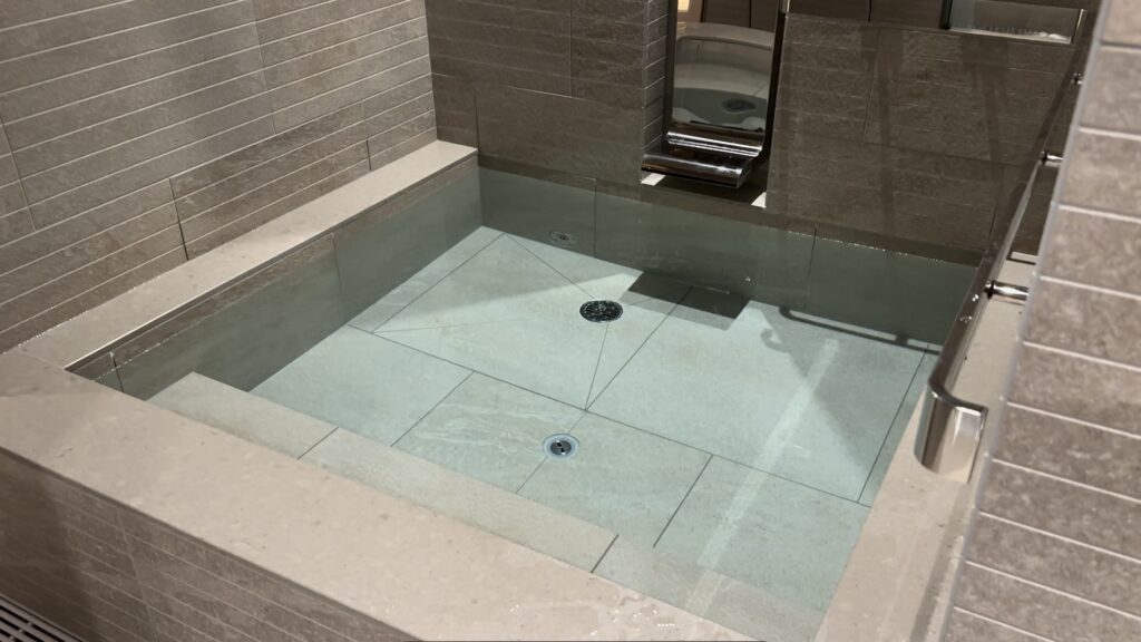 デュシタニ京都のスパにあるお風呂(温水)
